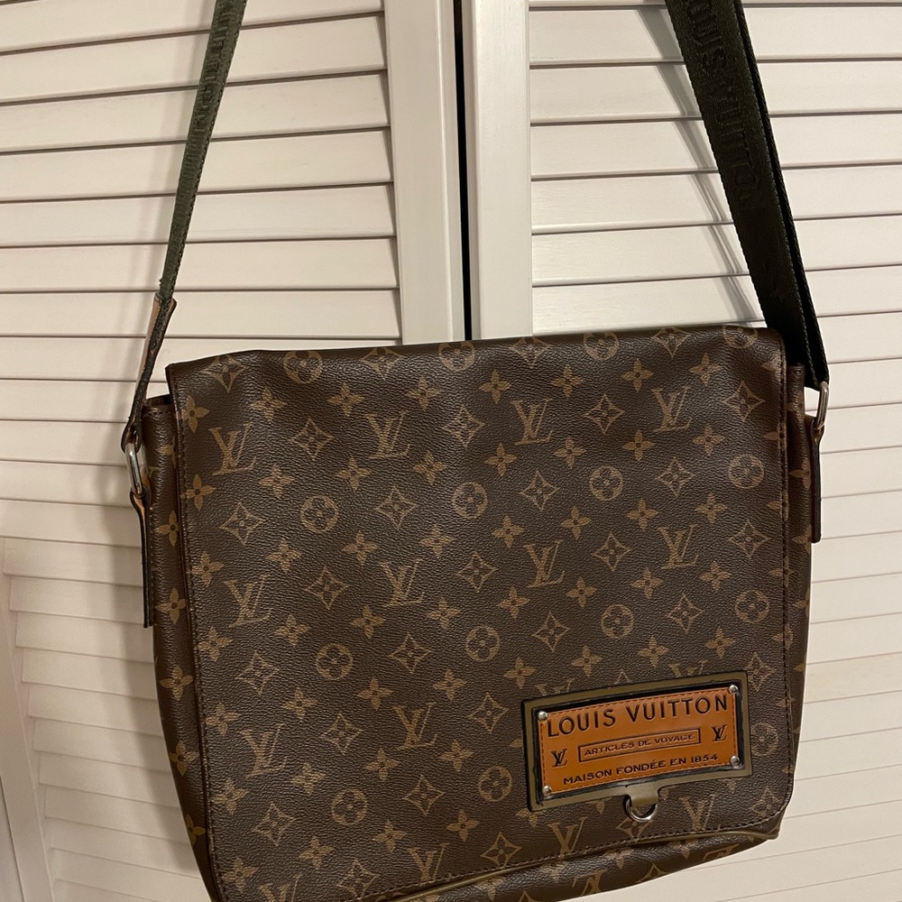 NEW Louis Vuitton Monogram Messenger Bag in Brown